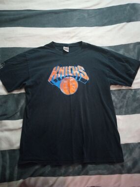 Gildan Knicks 2000s Black Crewneck Tee with Blue & Red Tag Collectable.
